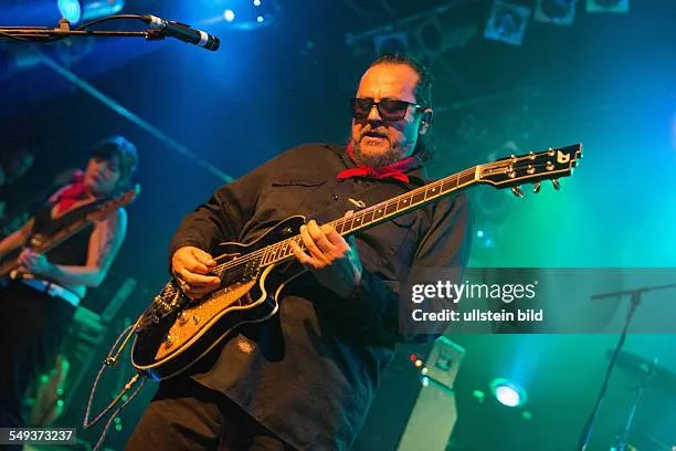 /img/21181-tito-tarantula-live-performance.webp