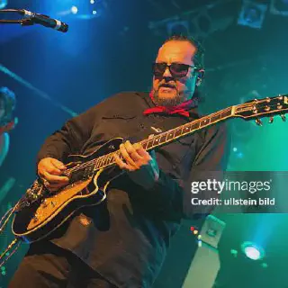 /img/21181-tito-tarantula-live-performance.webp